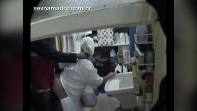 Motoboy faz sexo com senhora da limpeza em restaurante entre as entregas